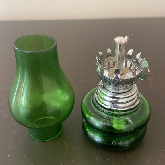 💚Vintage miniature green glass,  oil lamp. - Picture 8 of 9